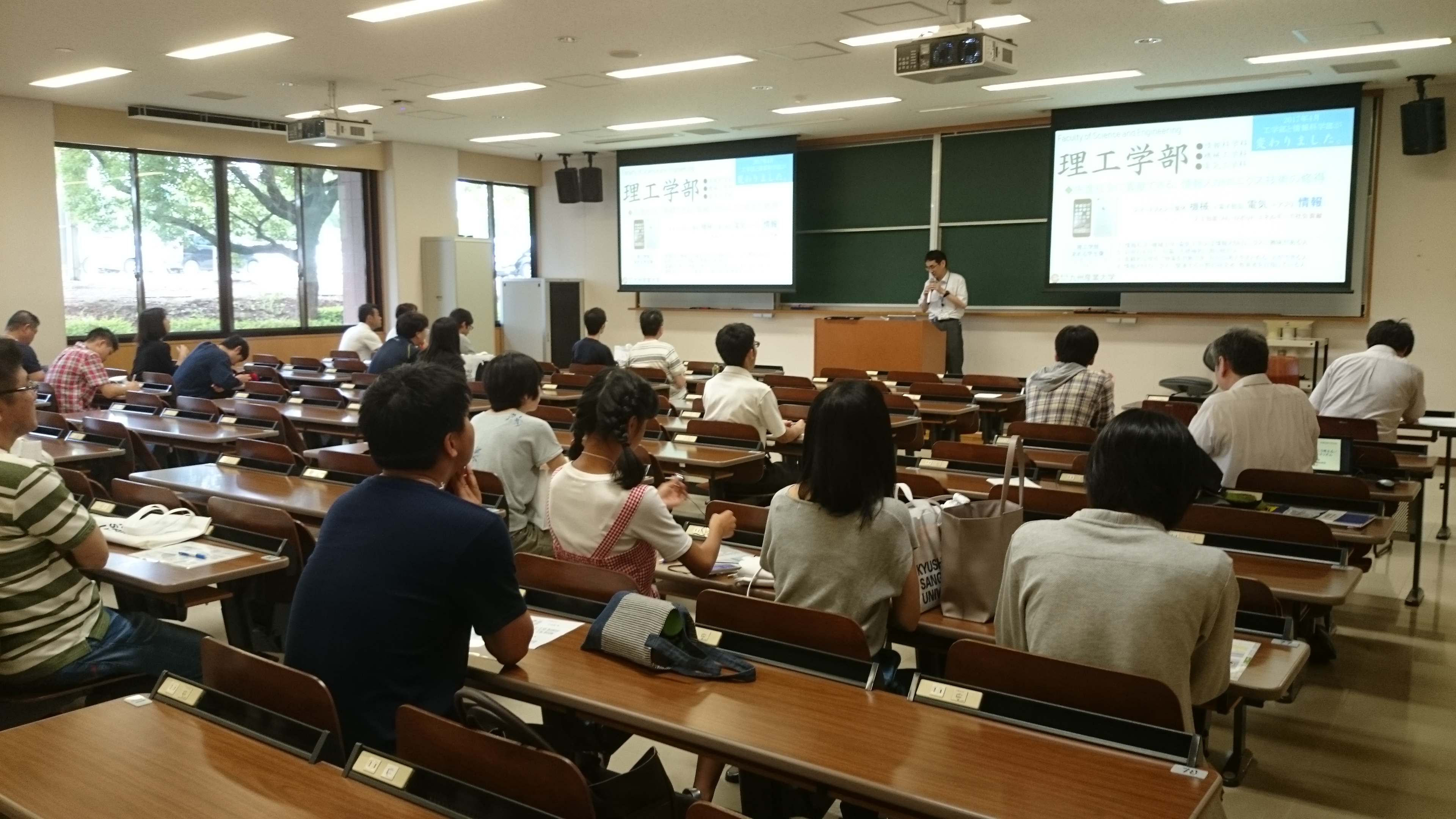 写真04: 学部・学科説明会