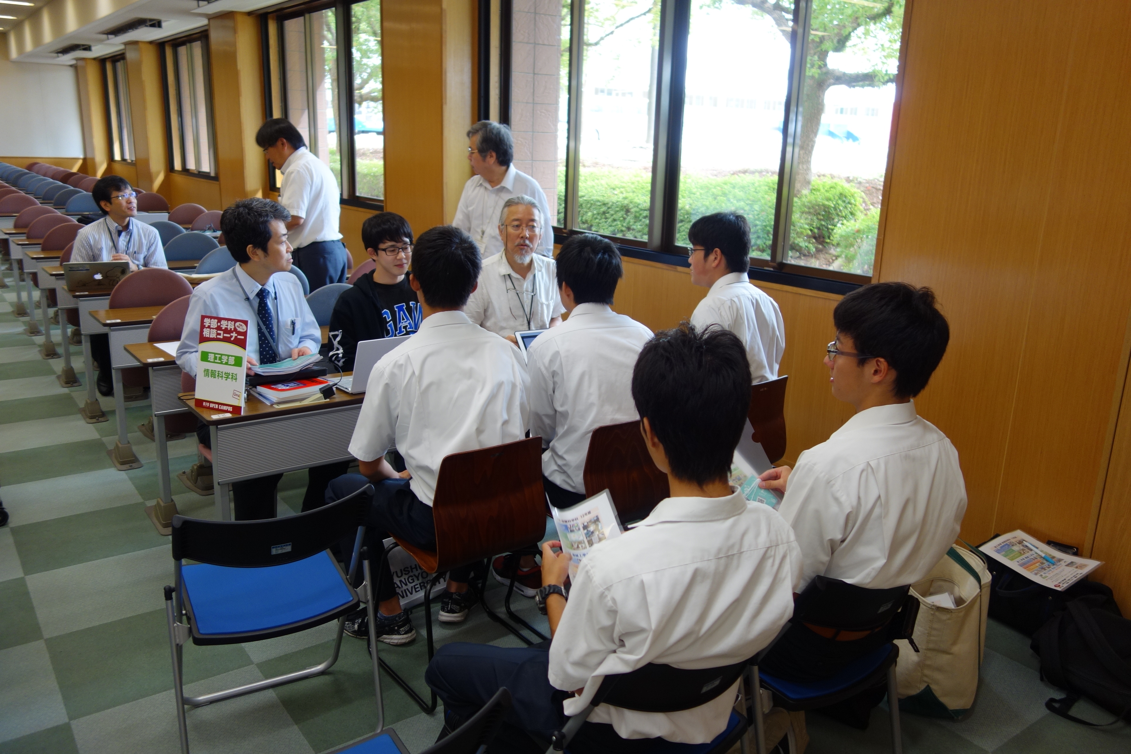 写真16: 学科相談コーナー